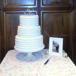 https://keyscafe.com/wp-content/uploads/2021/05/02-wedding-cakes.jpg